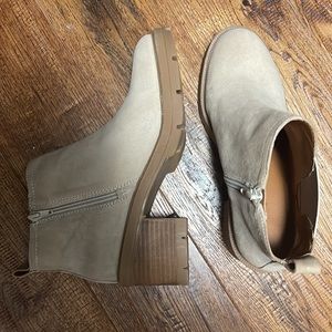 NWOT-Deal!! LUCKY 🍀 brand bootie-dune color